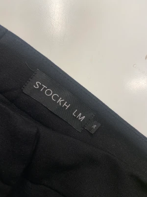 STOCKHOLM LM kostymbyxor  - Jättefina kostymbyxor från LM STOCKHOLM. Nästan helt oanvända då jag tycker dom är lite stora på mig. Sitter bra i längd på mig som är 170. Ny pris 800. 