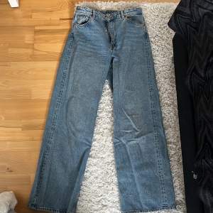 Yoko mellanblå vida jeans