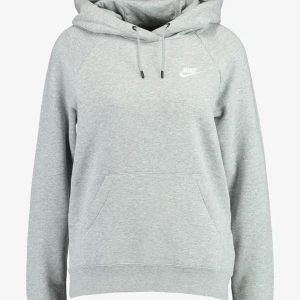 Grå Nike hoodie  - Säljer min sparsamt använda Nike hoodie💗