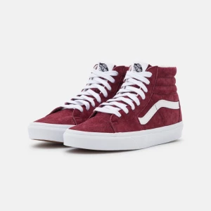 Vans  - Vinröda Vans köpta för 1200kr säljer för 700kr. Använda fåtal gånger, bra skick. Köparen står för frakten🩷 Ena snöret är trasigt 