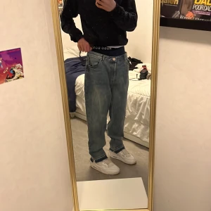 Jeans - Jeans från asos som jag klippt upp sömmen på. Dessa är rätt stora i midjan. Det står 32 på lappen men skulle vilja säga runt 34 i midja. Går såklart att använda med skärp. 