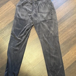 Mjukis byxor  - Gråa fina mjukisbyxor, mjuktmatrial, lågmindjade 