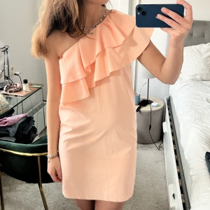 One shulder klänning!   - Superfin klänning ingen perfekt modell o superfin färg till sommaren❤️