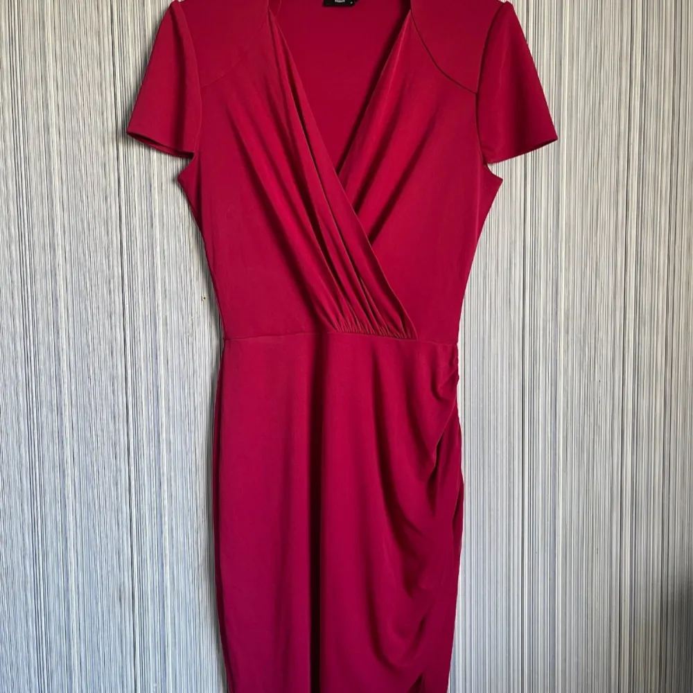 Oanvänd filippa klänning i fantastiskt fin rödfärg stl M  1599 kr. Klänningar.