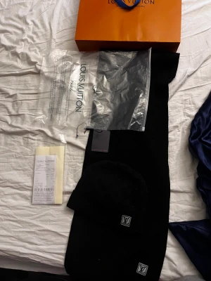 Lv halsduk och mössa - Jag säljer den då det börjar bli sommar och vill inte ha den nästa vinter billig och kan bli billigare vid snabb affär