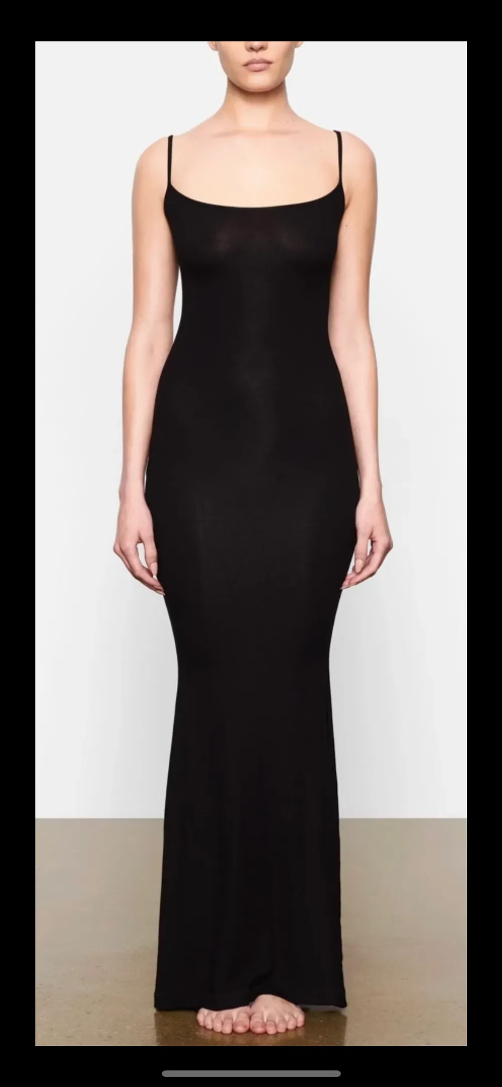 Jag säljer en svart oanvänd skimsklänning i modellen SOFT LOUNGE LONG SLIP DRESS  Endast prövad med prislapp kvar. 800kr+ frakt. Klänningar.