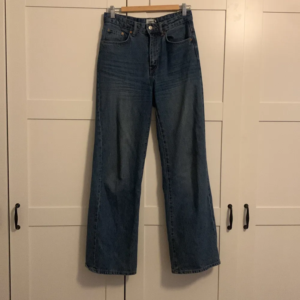 Ett par högmidjade wide leg jeans från lager 157. Strl S. . Jeans & Byxor.