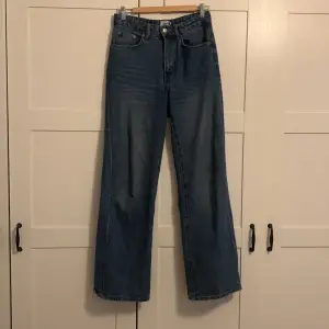 Ett par högmidjade wide leg jeans från lager 157. Strl S. 
