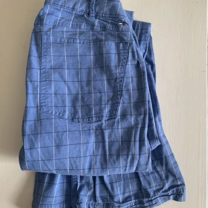 TH byxor - Snygga byxor från TH som jag sytt in i midjan, det är en herr modell på byxorna men märks endast på de rymliga fickorna😅 Fint skick!