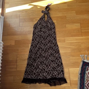 Halterneck klänning, sommarklänning vintage klänning - Supersöt klänning i fint skick säljes! Halterneck. Passar ej mig så kan inte skicka bild på hur den sitter på. Upplevs som en S. 