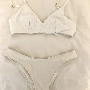 Bikini vit - Säljer denna vita bikini från hm som inte säljs längre. Köpt för ca 2 år sen och använd få gånger ❤️