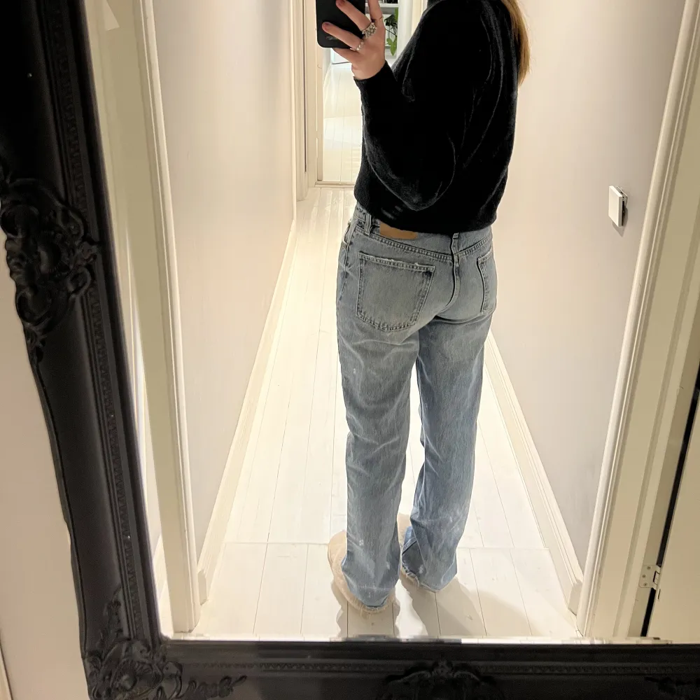 Blåa mid-waist jeans från zara, storlek 38, bra skick💓. Jeans & Byxor.