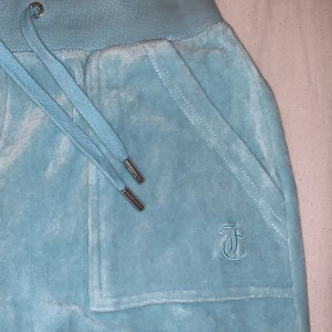 Juicy couture  - Säljer då jag inte har någon användning för dessa byxor, bilderna är inte så bra kvalitet men det är bara att fråga om bättre bilder så skickar jag💗 limited edition från förra sommaren!