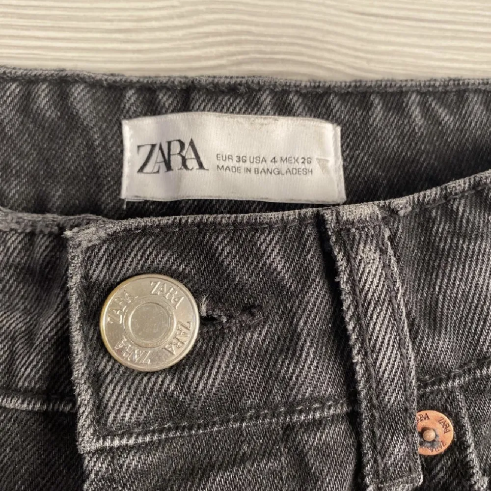 Superfina mid waist jeans från zara som inge längre säljs😍 använda fåtal gånger och i superfint skick, nypris; 399 . Jeans & Byxor.