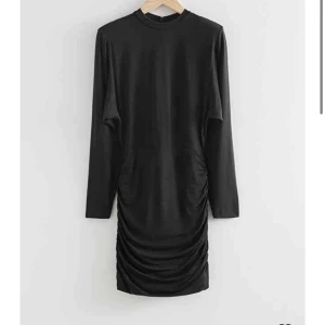 Other Stories klänning - Så fin och skön klänning från other stories i vintras. Använd 1 tillfälle. Storlek 42. Lite tajtare vid rumpan och mer pösig vid överkroppen . Nypris 990kr