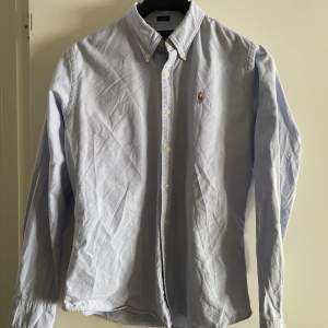Jättefin knappt använd Ralph Lauren skjorta slim fit i storlek 8. Passar som en S/M.