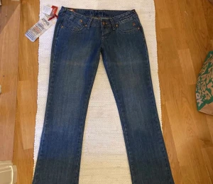 Low waist jeans - Dom är verkligen sååå snygga men de är för stora på mig😢‼️BILDERNA ÄR LÅNADE UTAV FÖRRA ÄGAREN DÅ DE ÄR KÖPTA PÅ PLICK‼️Hör av dig om du har mer frågor!