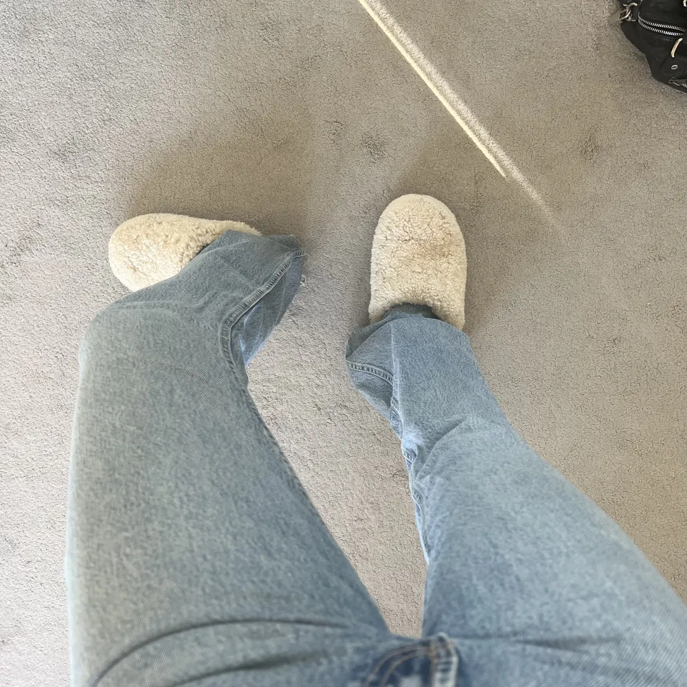 Ljusblå bootcut jeans från Zara 🥰 (en fläck på baksidan av ena fickan annars inga defekter). Jeans & Byxor.