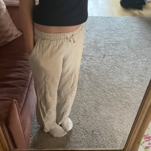 Linnebyxor  - Jättefina beiga linnebyxor i storlek har använt byxorna väldigt få gånger, super skönt och ha t.ex till sommaren💖