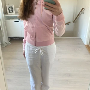 Juciy tröja💗💗 - Säljer denna juciy tröja eftersom den inte har kommit till användning. (Priset kan diskuteras)💗🩷Den är väldigt ny.