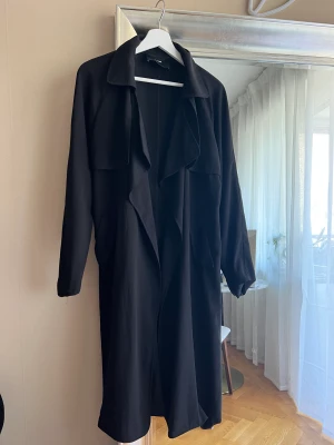 Vårjacka  - Tunn vårjacka. Medellång. Fint skick! 