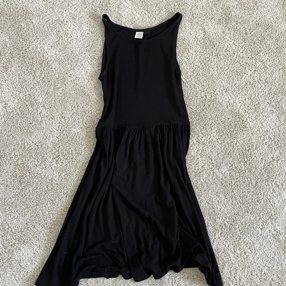 Svart enkel klänning 👗 Perfekt som basplagg! . Klänningar.