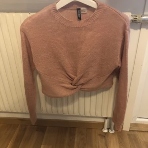 Stickad kort tröja S - Stickad kort tröja i midjelängd.  HM storlek S-M