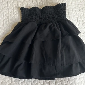 Volangkjol - Säljer denna jätte fina svarta volangkjol. Säljer för att den ej kommer till användning.🥰🫶🏼