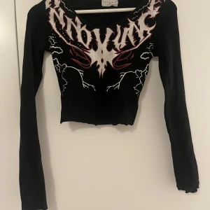 Cool longsleeve inte så rare - jättecool med tryck o grejer.. låånga armar   passar s/m ganska stretchii 