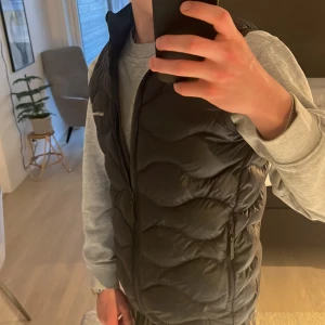 Peakperformance väst - Tjena! Säljer denna sjukt snygga peak performance västen som är perfekt till våren! Köpte den för 1100 men säljer då den ej passar. Använd fåtal gånger. Skick 9/10.