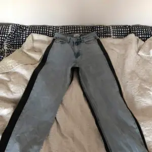 Ett par byxor som är både jeans och skinbyxor, super unika!! Jag är storlek 38 och dom ör storlek 36, dom är för små tyvärr. Jag är 173/174 och dom passar super bra 