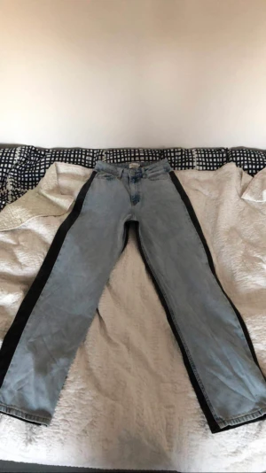 Jeans/skinbyxor  - Ett par byxor som är både jeans och skinbyxor, super unika!! Jag är storlek 38 och dom ör storlek 36, dom är för små tyvärr. Jag är 173/174 och dom passar super bra 