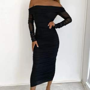 Säljer denna svarta klänning då den inte passar mig 🤍helt oanvänd