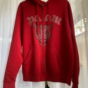 Hoodie - Super häftig tröja i fint skick! Tröjan har tappat väldigt få stenar och är i fint skick! Knappt andvänd! 