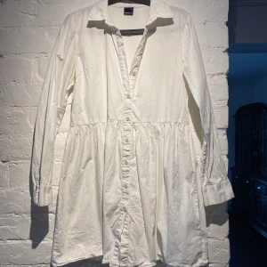 Skjortklänning - Vårrensning! Gullig skjortklänning från Gina. Inga anmärkningar. Köpare står för frakt. 