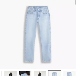 Levis 501 jeans - Säljer dessa 501or då dom blivit för små. Strl 25/32, passar en S. Jeansen är midwaist och fullängd 