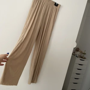 Sköna byxor - Luftiga sköna byxor i beige färg storlek small