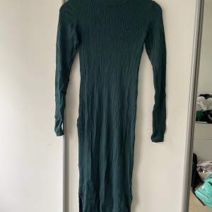 Mörkgrön bodycon tight maxiklänning från Monki. Säljes pga för liten för mig. Oanvänd 