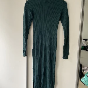 Mörkgrön bodycon klänning - Mörkgrön bodycon tight maxiklänning från Monki. Säljes pga för liten för mig. Oanvänd 