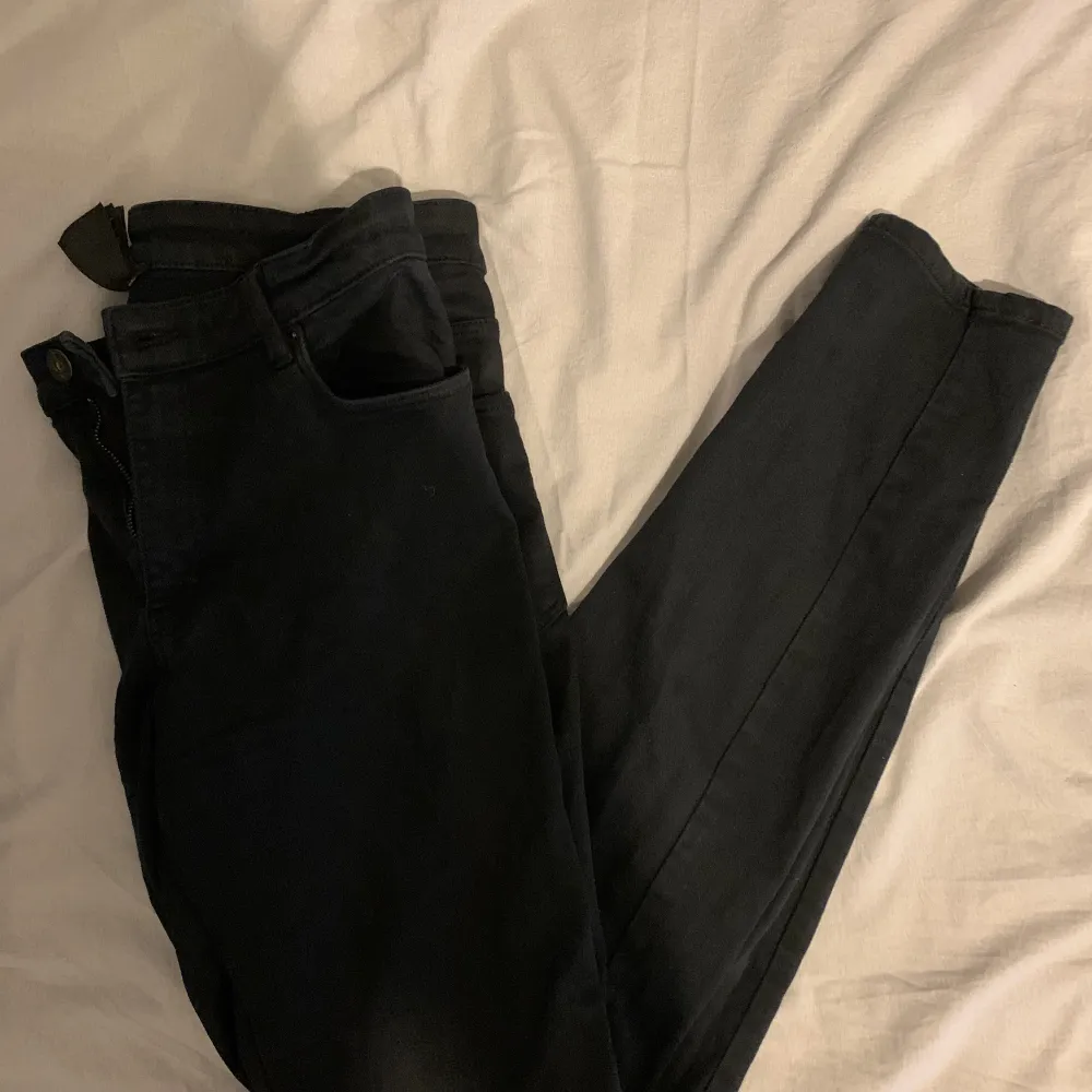 1: Jeans, storlek S   2: kostymbyxor gråa, storlek S  3: Half zip-up sweater, storlek M  . Jeans & Byxor.