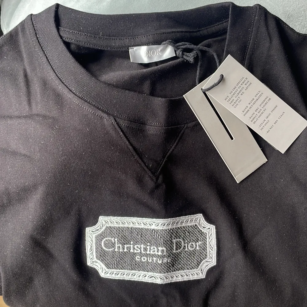 En helt ny Christian Dior T-shirt. Passade mig inte så därför säljer jag den helt oanvänd. Etikett sitter fortfarande på. . T-shirts.