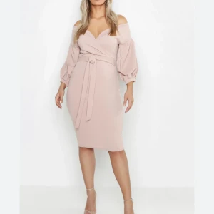 Rosa klänning - Säljer den här supersöta klänningen som är perfekt för sommaren eller andra tillfällen😍😍😍säljes pga att den inte kommer till användning och den är endast provad!!!! Ordinarie 250, säljes för 80+frakt💕💕skriv för fler bilder