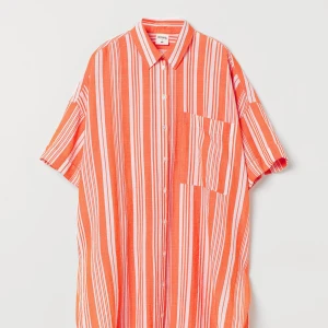 Skjortklänning oversize - Skjortklänning från H&Ms samarbete med Lemlem. Tyget har väldigt fin kvalité och passar perfekt i sommar både som skjortklänning och över ett par jeans. Storlek XS/S men är oversize så passar båda storlekarna beroende på hur man vill att den ska sitta 🌸😃