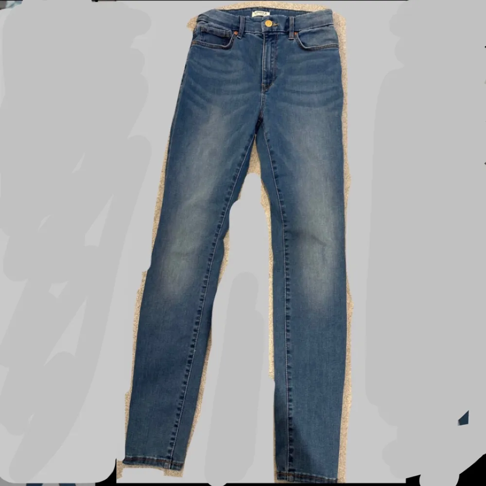Jeans från Lindex i modellen Clara. Superstrechiga. Endast använda en gång och har inga defekter. Passformen är slim fit. Säljer då de är för små.🫶🫶. Jeans & Byxor.