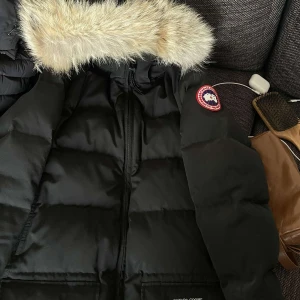 Canada goose jacka L - Strl L men liten passform