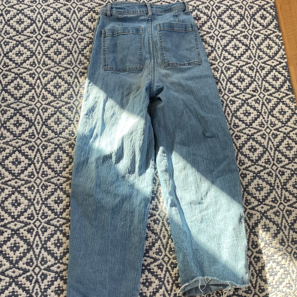 Jag säljer ett bar blåa jeans från H&M. Eur: 34 Uk: 6 CN: 160/ 64A. Jeans & Byxor.