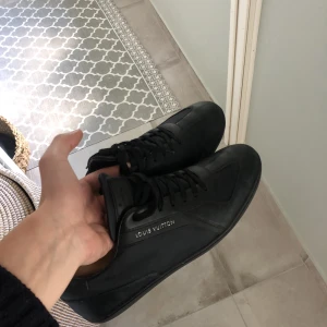 LV skor - Ett skönt par begagnade LV skor då de inte kommer till använding, har inte kvitto eller box då jag fick de. De är äkta och en vintage modell. Hör av dig för fler bilder, kan legot checkas vid behov!