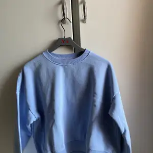 Baby blå sweatshirt från lager 157. Väl använd men i fint skick ändå.  Liten i strl  Lite urtvättad i färgen🩵