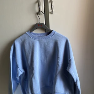 Sweatshirt  - Baby blå sweatshirt från lager 157. Väl använd men i fint skick ändå.  Liten i strl  Lite urtvättad i färgen🩵