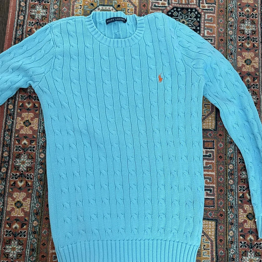 Stickad turkos Ralph Lauren tröja, använt 1 gång och är i mycket bra skick. . Stickat.
